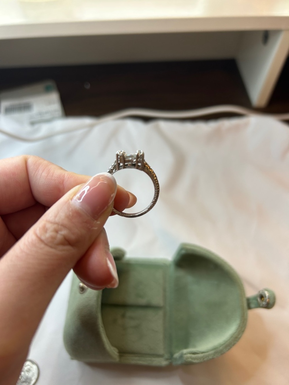 18k solid while gold diamond ring - Picture 3 of 7